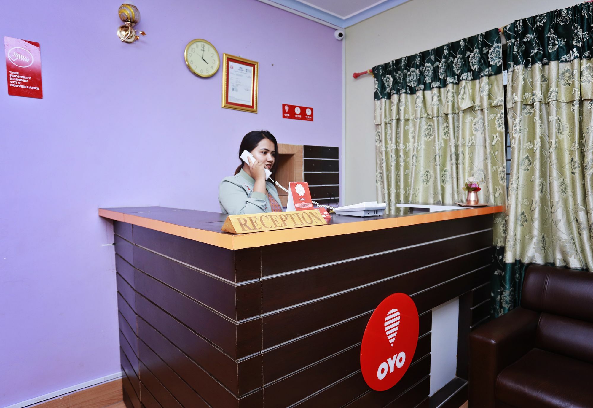 Oyo 575 Api Suites ポカラ エクステリア 写真